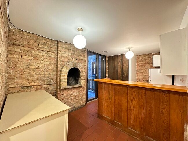 Building Photo - 605 W Surf St