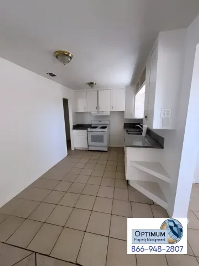 Building Photo - 3-Bedroom 1-Bathroom Home with Fireplace, Front Yard & Private Back Patio in Victorville