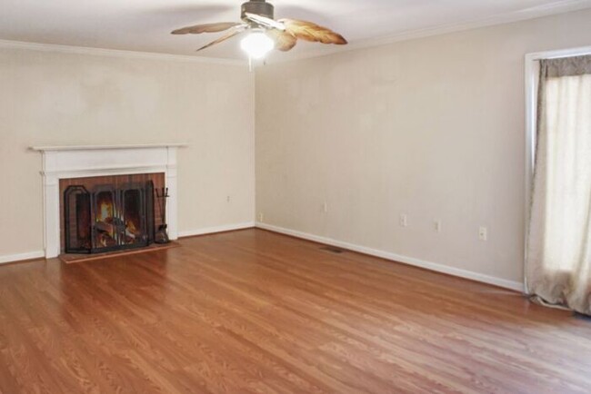 Building Photo - 4 Bedroom, 3 Bathroom, Fenced In Yard, Sin...