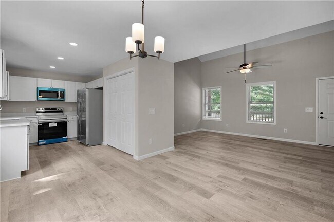 Building Photo - 135 Holly Creek Dr