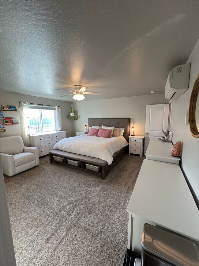 Building Photo - Cozy & Spacious Townhome for Rent