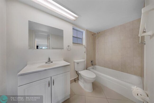 Building Photo - 2850 N Palm Aire Dr