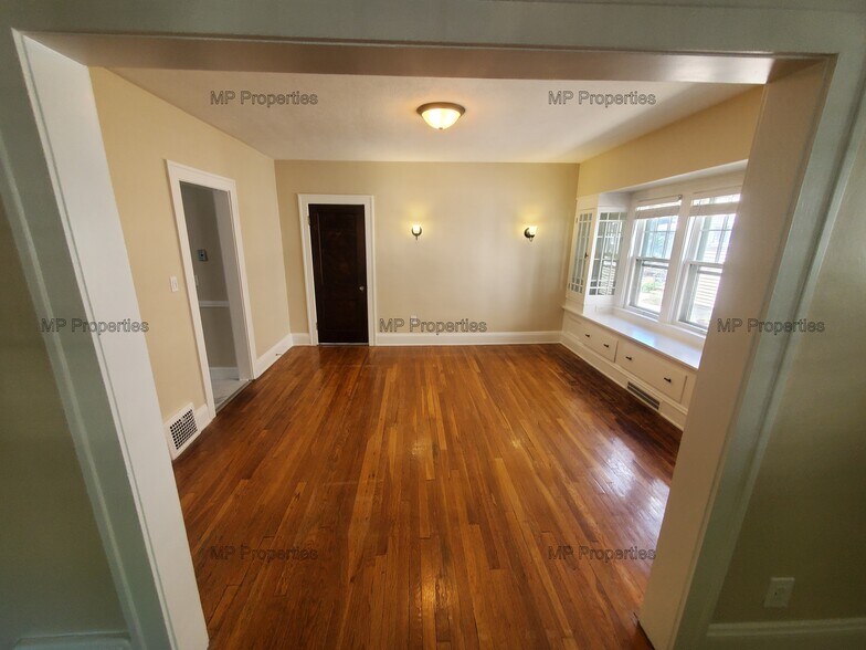Building Photo - 1302 Hathaway Ave