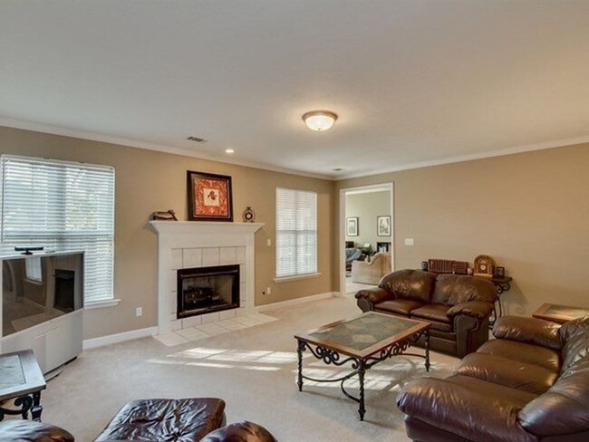 Building Photo - 5 bedroom, 3.5 bathroom home with pool in ...