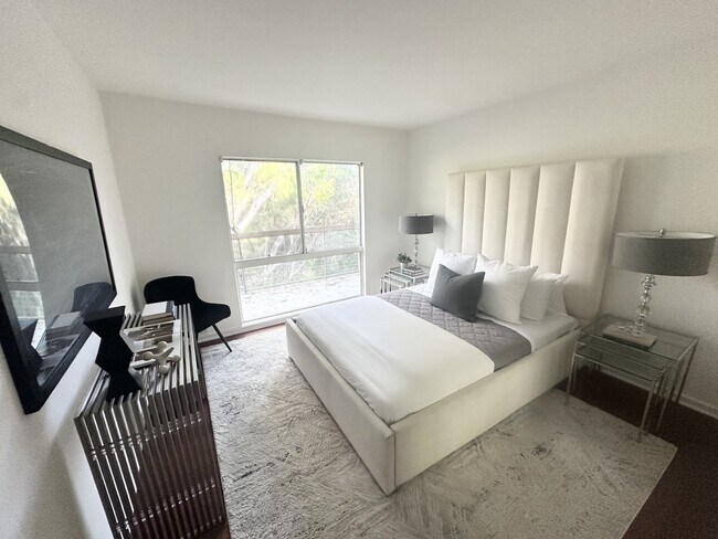 Building Photo - 330 S Barrington Ave