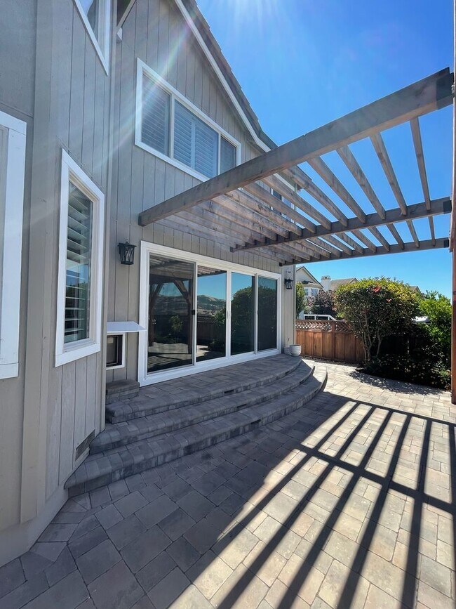Building Photo - $6,950 - Canyon Lakes Luxury 4BR – Designer Upgrades, Wine Bar & Best Views in San Ramon