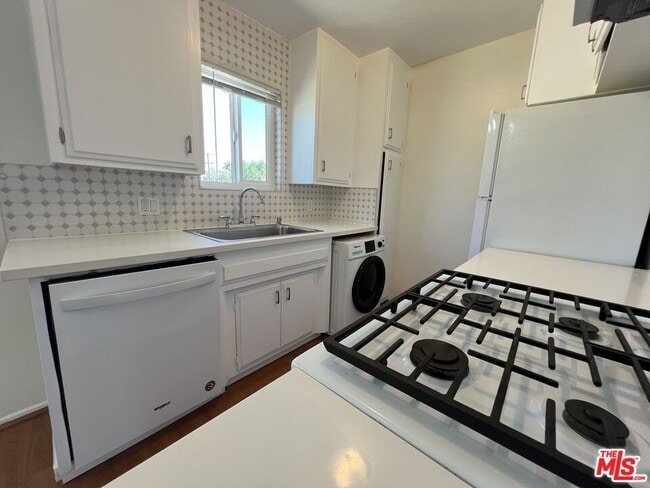 Building Photo - 2210 S Sycamore Ave