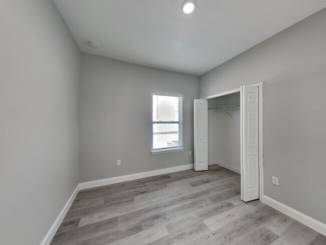 Building Photo - 8512 N Merrimac Way