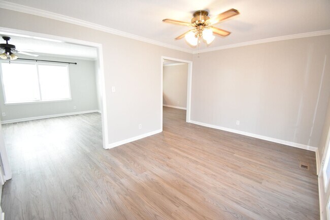 Building Photo - 4 Bedroom and 2 Bath Home- Updated (Pets N...