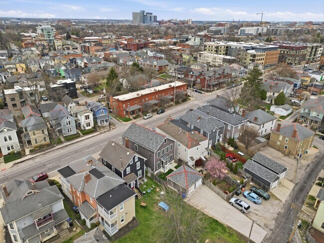 Building Photo - 1102 Summit St