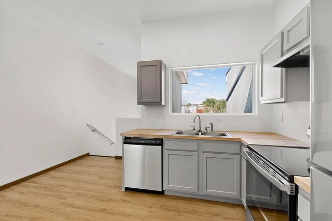 Building Photo - 9368 Valley View Dr NW