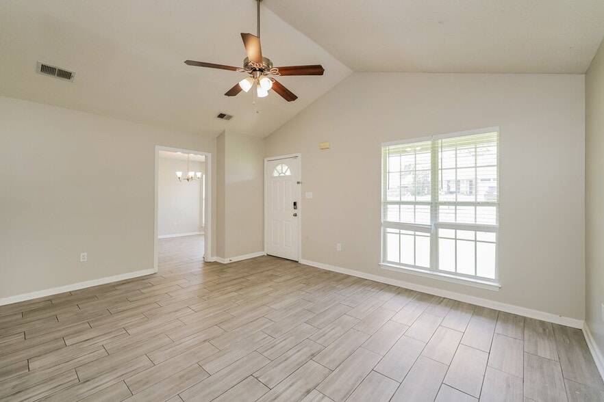 Building Photo - 1104 Parkview Cir N