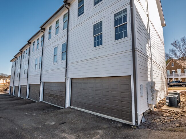 Building Photo - Rowandale