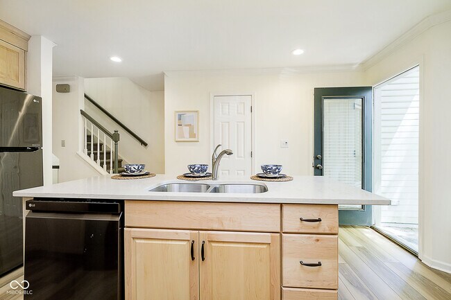 Building Photo - 592 E Vermont St