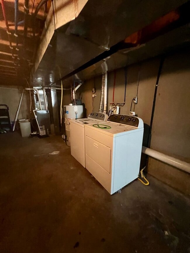 Building Photo - Stunning 6-Bedroom Townhome Steps Away from Temple! Available NOW! RENT SPECIAL - One Month FREE ...