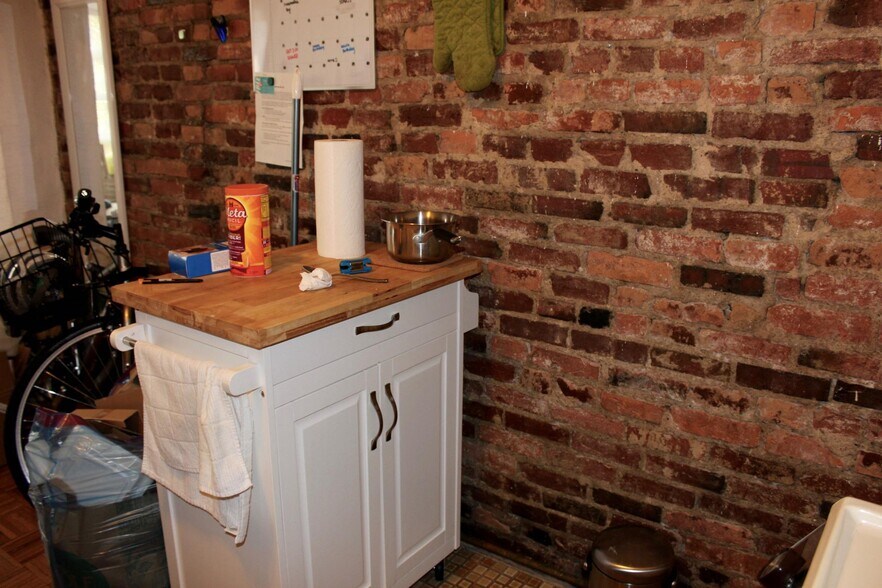 Building Photo - 40 Anderson St