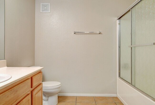 Building Photo - Beautiful  2bed 2bath Gated Community