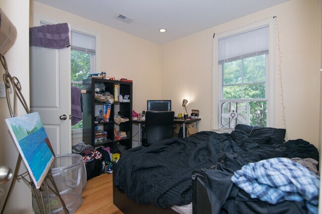 Building Photo - Fabulous, modern 4-bed, 2-bed unit in Brighton - no broker fee!