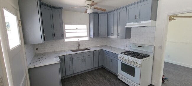 Building Photo - 610 Clay St