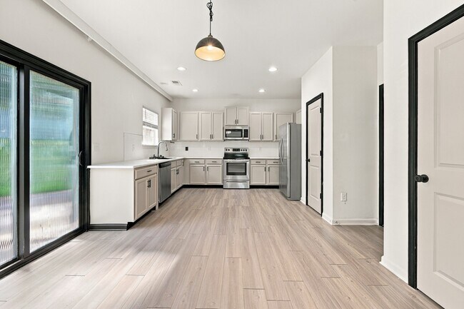 Building Photo - 129 Zulabelle Ct