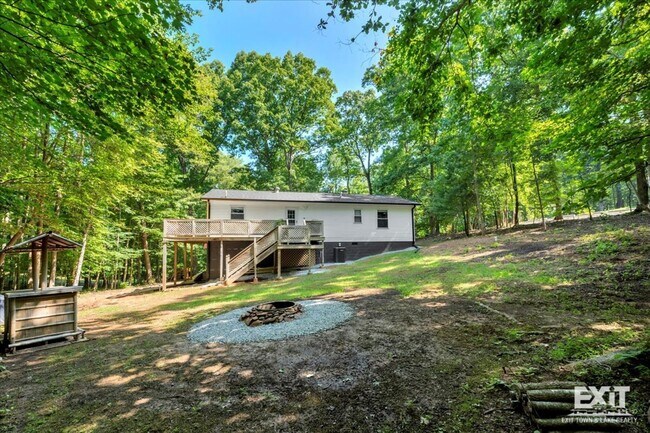 Building Photo - Beautiful Fully Furnished 3 Bed, 2 Bath Ho...