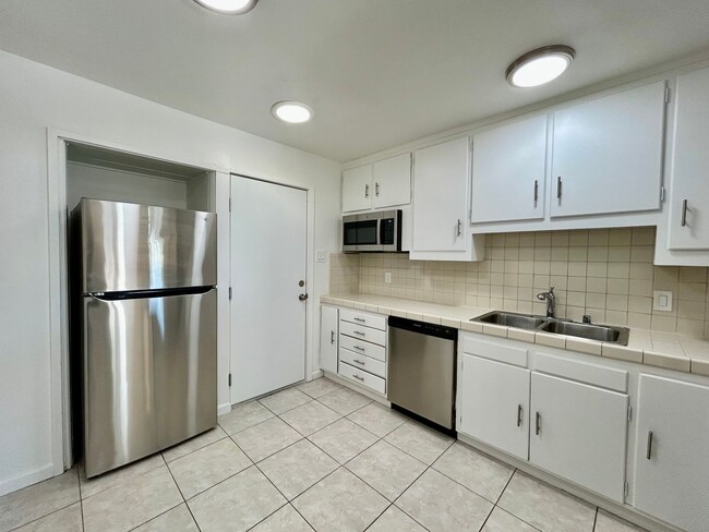 Building Photo - 2 bed 1 Bath with Garage in The Heart of Clairemont!