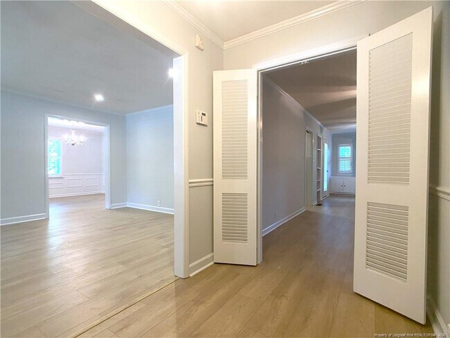 Building Photo - 2721 Mirror Lake Dr
