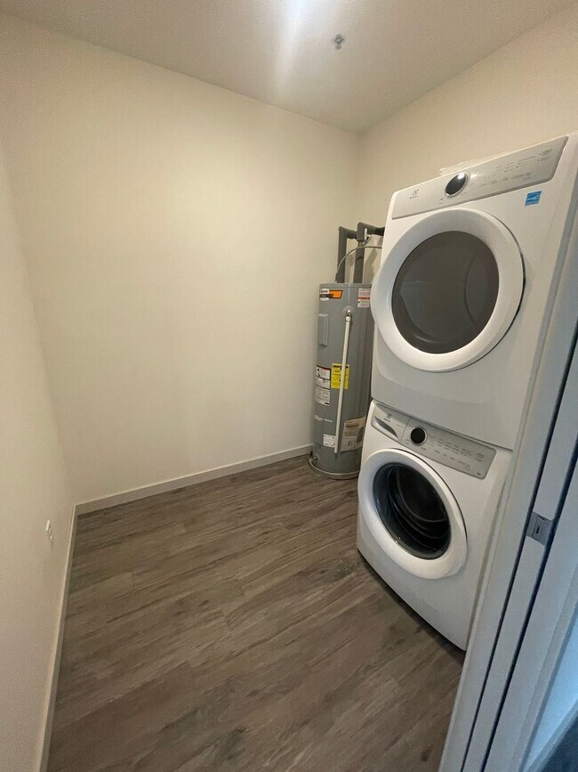 Building Photo - One Bedroom Unit at Tiller+Main