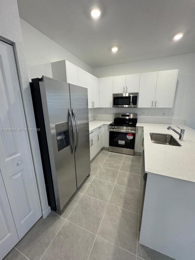 Building Photo - 635 SE 13th St Cir