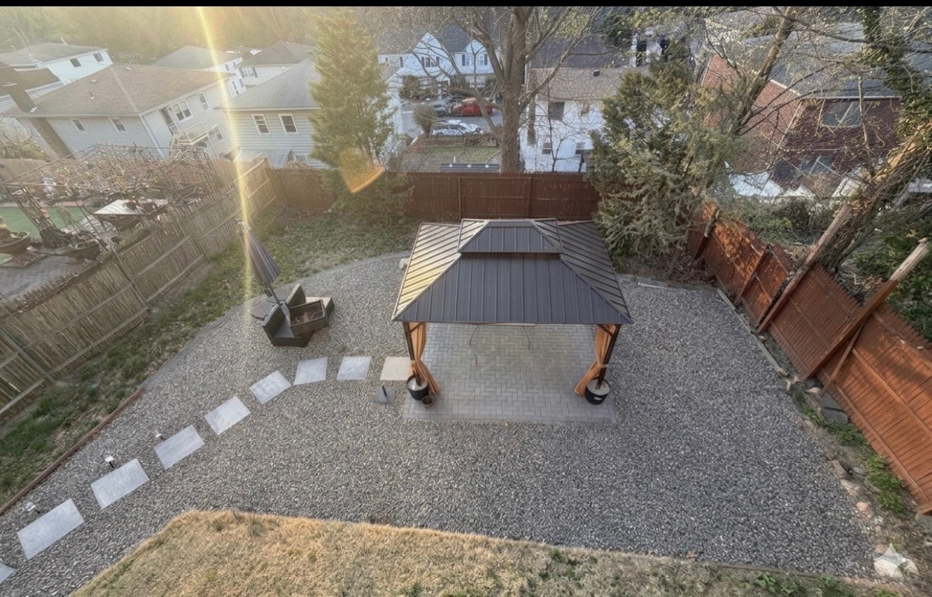 SHARED YARD - 77 Bennett Ave