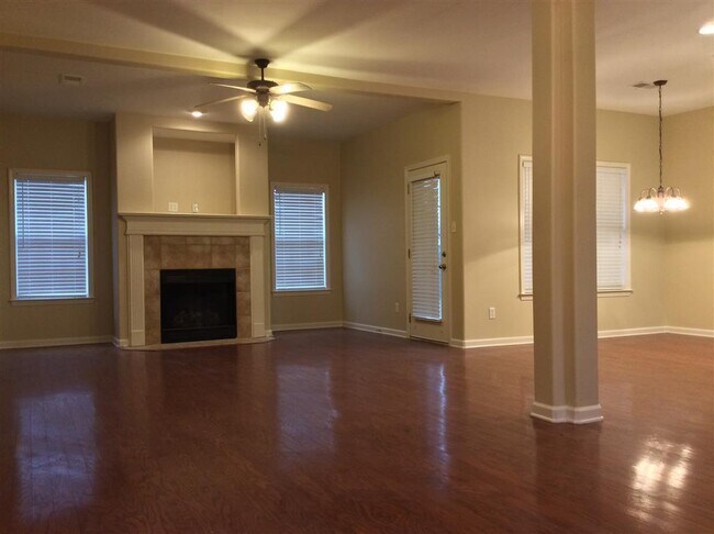 Building Photo - 3BD/2.5BA with Bonus Room in Collierville Farms.  Over 2300 sq ft!.  Pets are welcome!