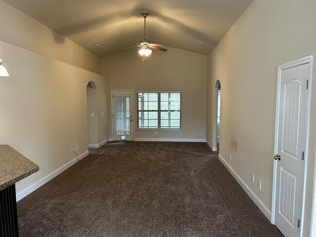 Building Photo - 3 Bed / 2 Bath Rental House in Hampton Cove