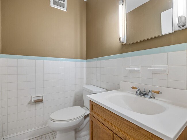 Building Photo - Spacious 2 bedroom 1.5 bathroom home in th...
