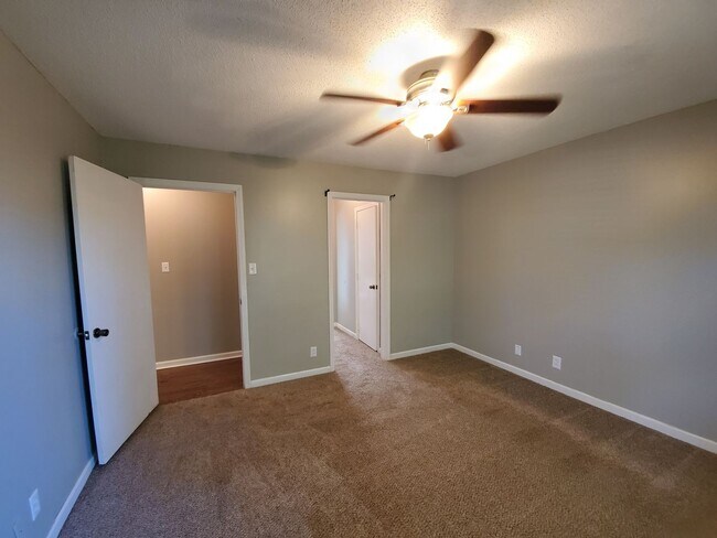 Building Photo - 3406 Oak Lawn Dr