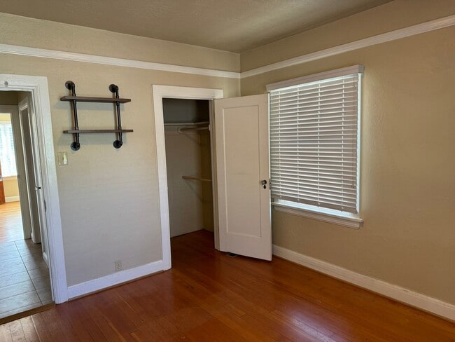 Building Photo - Charming South West Home!
