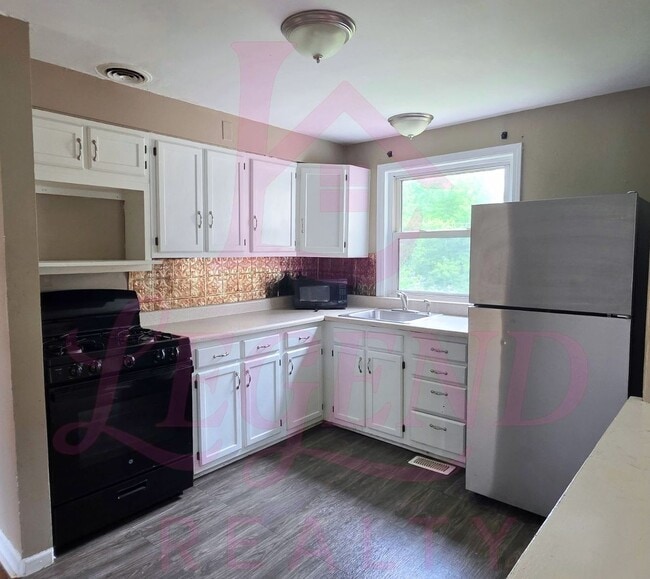 Building Photo - Move-In Ready 2 Bed Home with bonus room and 1 car garage.