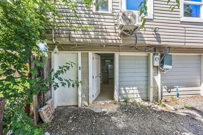 Building Photo - 213 Caplin St
