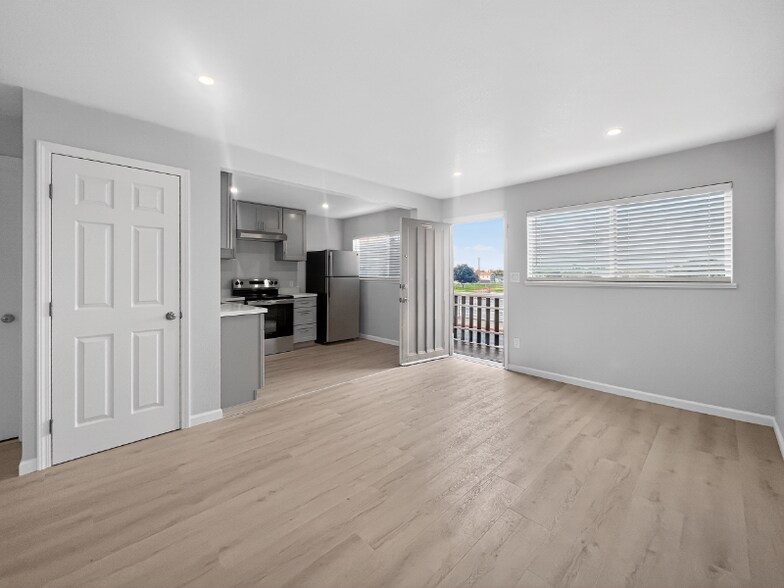 Building Photo - 409 W 18th St