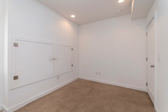 Building Photo - 1632 N Sydenham St