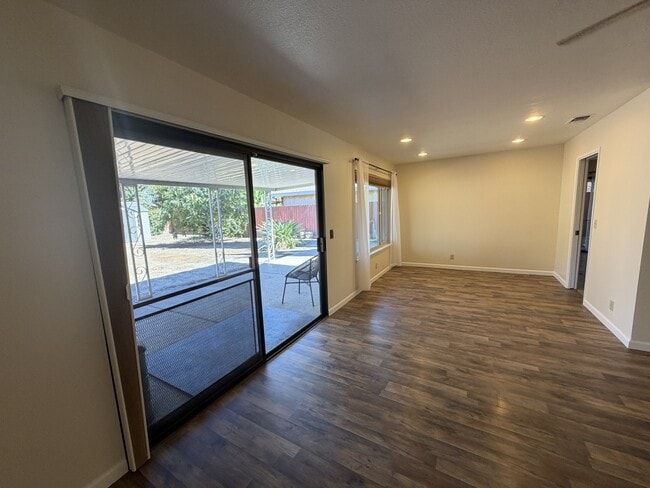 Building Photo - 113 Riverview Ct