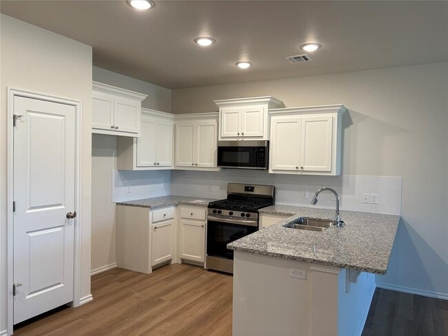 Building Photo - 819 S Wilson Ave
