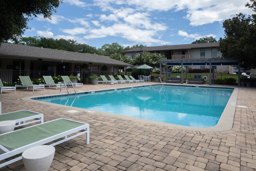 Huntleigh Woods Apartments 375 Hillcrest Rd Mobile AL 36608