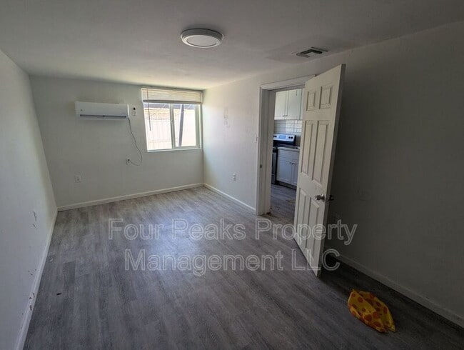 Building Photo - 102 E Hatcher Rd
