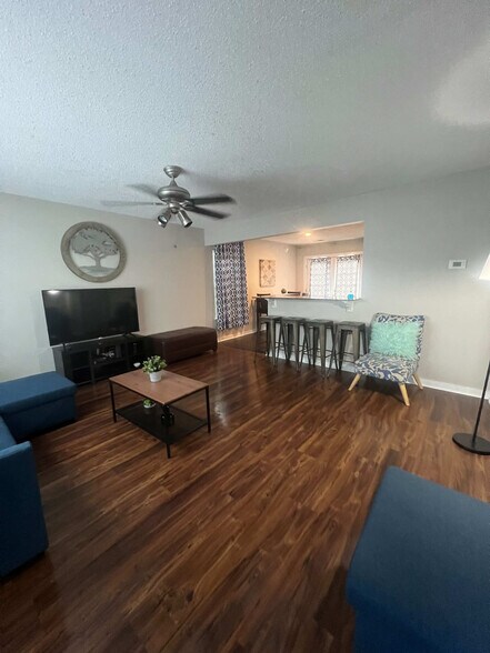 Primary Photo - 147 Pine Mast Ct