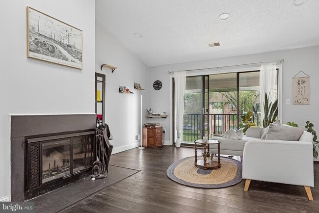 Building Photo - 11 Poillon Ct