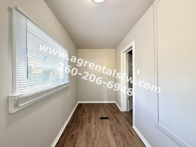 Building Photo - 2 Bedroom House