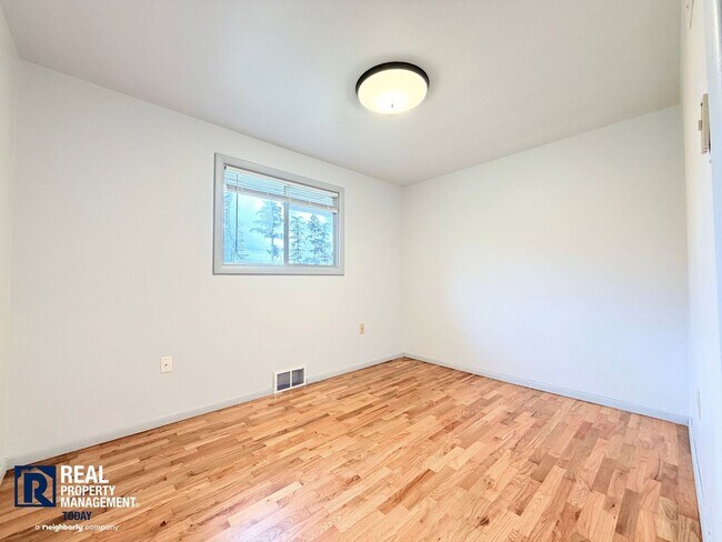 Building Photo - Charming Tacoma Home with Huge Fenced Yard, Garage & Hardwood Floors