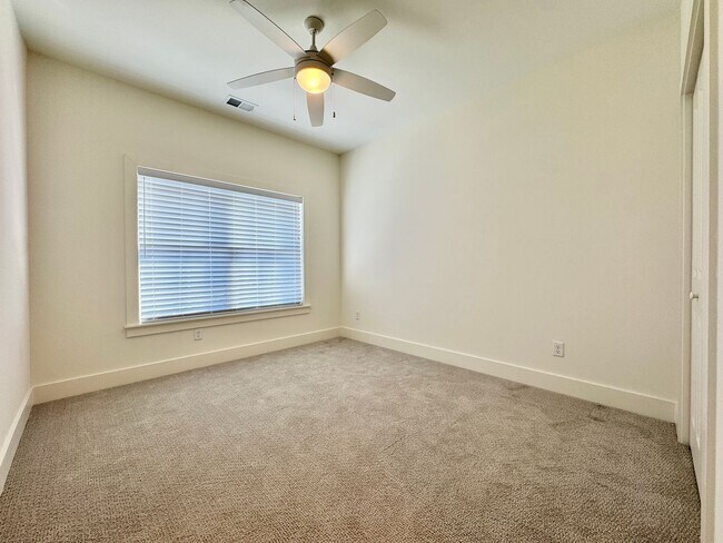 Building Photo - 3 Bedroom, 2.5 Bathroom Home w/ 2 Car Garage in Downtown Franklin