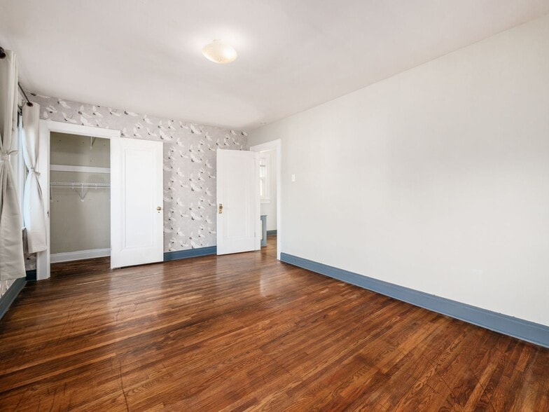 Building Photo - 211 E Jenkins Ave
