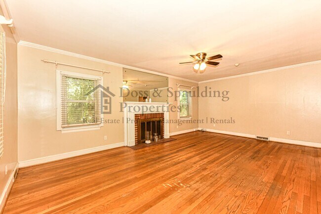 Building Photo - 1802 W Friendly Ave